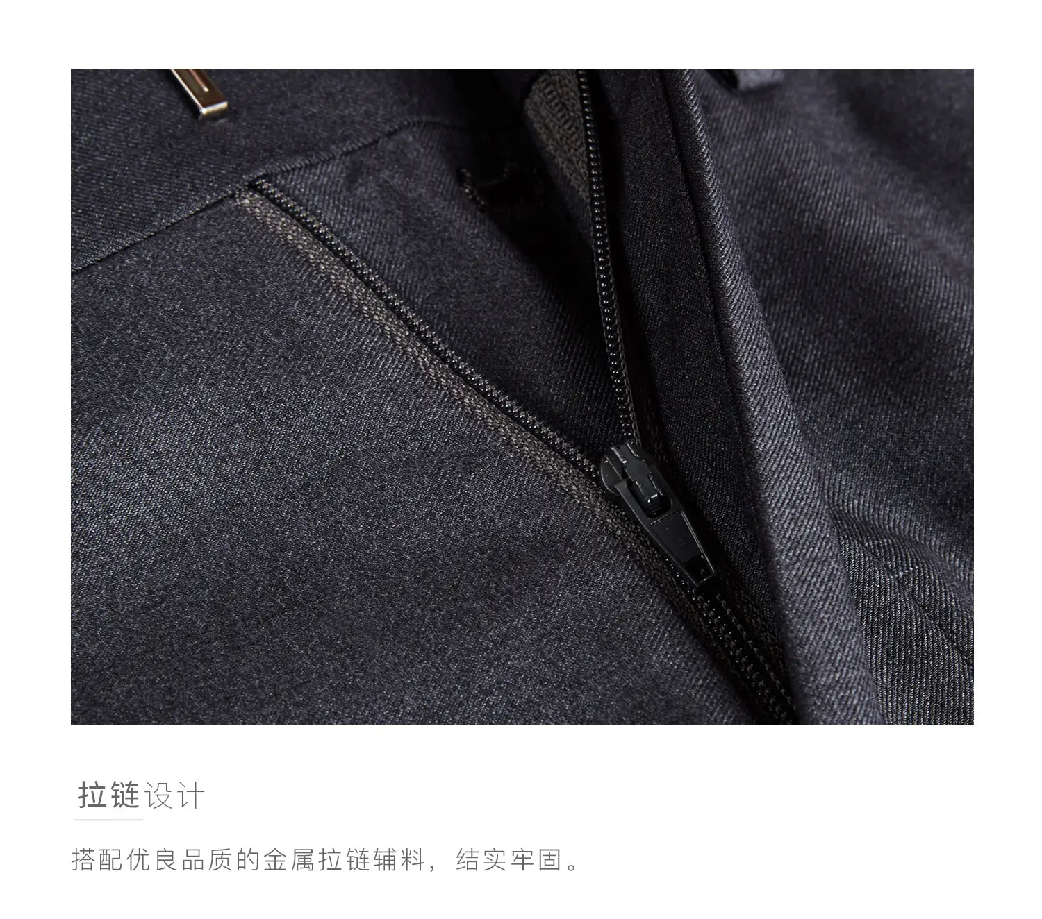 Veste en denim noire pour homme en coupe slim, avec fermeture à glissière en métal robuste, adaptée aux tenues formelles et professionnelles décontractées.