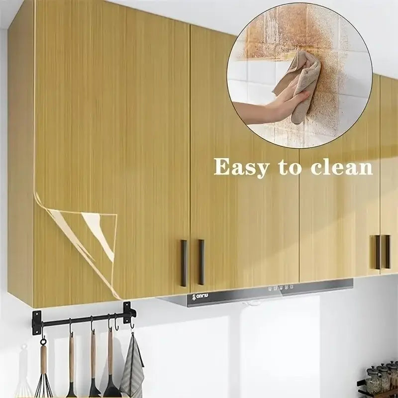 Film de protection de mobilier transparent antirayures, en matériau transparent et clair, avec un discret motif de veinage du bois appliqué sur des placards de cuisine brun clair.