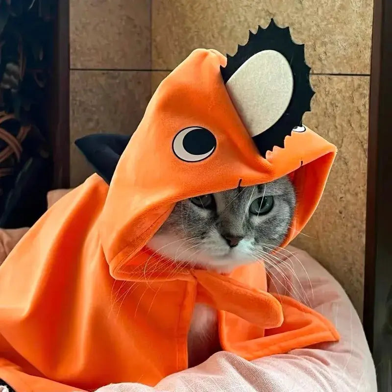 猫・犬向けのポチタのペット服として、オレンジのぬいぐるみ風フード付きコスチューム。黒と白の鋸刃のデザインをあしらい、ペット服としてファッショナブルに仕上げている。