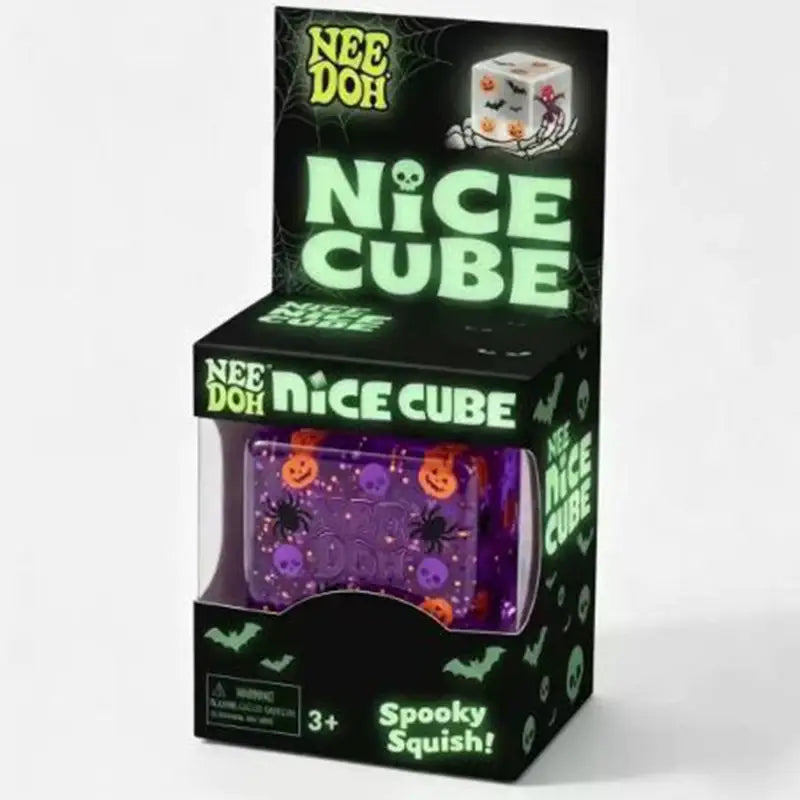 needoh jouet d’agitation sensoriel halloween en forme de cube tout doux, présentant un cube translucide violet contenant des citrouilles oranges, des araignées noires et des crânes violets imprimés sur sa surface, destiné à un usage d’agitation sensorielle