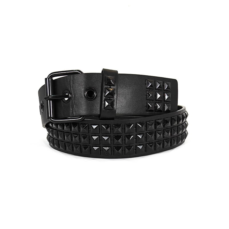 Cinturón de estilo y2k con cuero negro adornado con pedrería, con una fila de tachuelas negras con forma de pirámide en el borde y tachuelas adicionales en la hebilla, ideal para accesorios góticos y estilos de cinturón y2k.