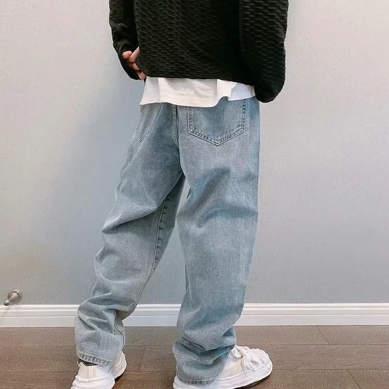 Pantalon cargo en jean à jambes larges à effet délavé clair avec broderie croisée noire, à coupe droite décontractée et coutures classiques.