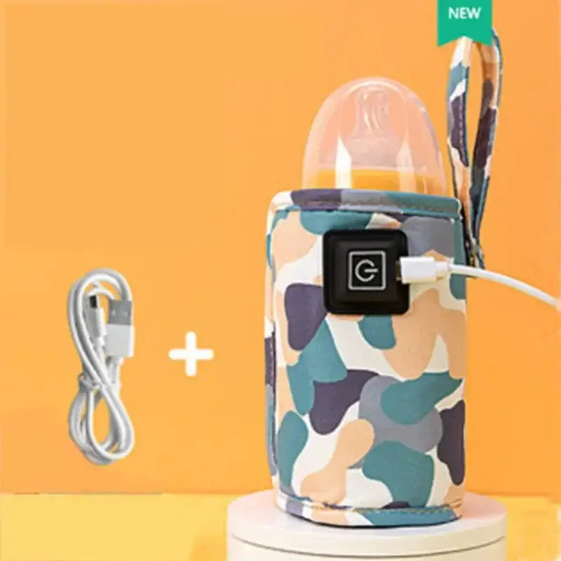 USB-Tragetasche für Babyflaschenwärmer im Camouflage-Muster mit USB-Ladeanschluss und Trageriemen für bequemes elektrisches Erwärmen.