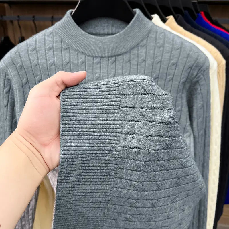 Herren-Zopfstrick-Pullover mit Rundhalsausschnitt in Grau mit geripptem Rundhalsausschnitt und strukturierter Zopfstrickmusterung.