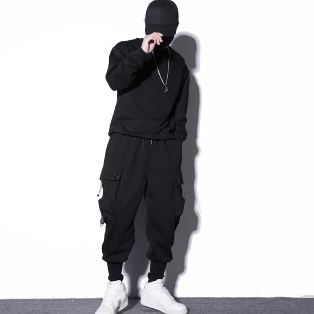 Herren schwarze Cargo-Jogginghosen mit mehreren Taschen und Kordelzug im Bund, ausgelegt für den Freizeitgebrauch.