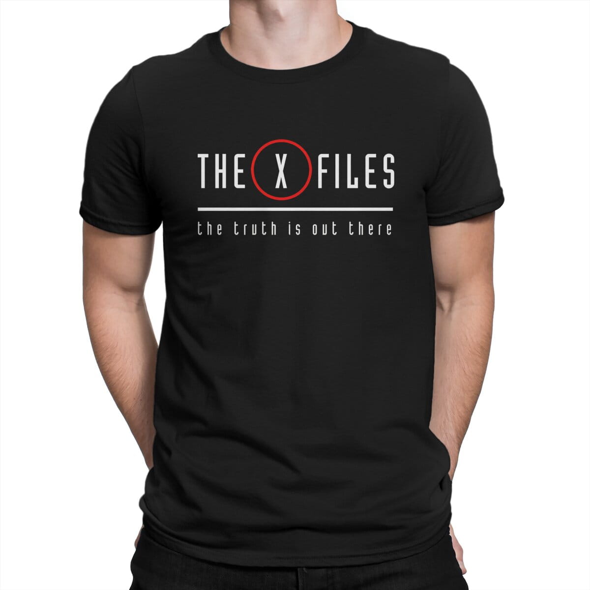 T-shirt pour homme en coton noir « x-files » avec le logo de « x-files » en blanc, une circonférence rouge autour du « x » et la phrase d’accroche « the truth is out there » imprimée en dessous.