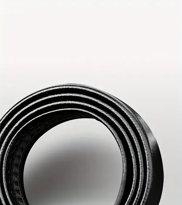 Ceinture en cuir noire pour homme à boucle automatique, surface côtelée texturée et coutures discrètes le long des bords.