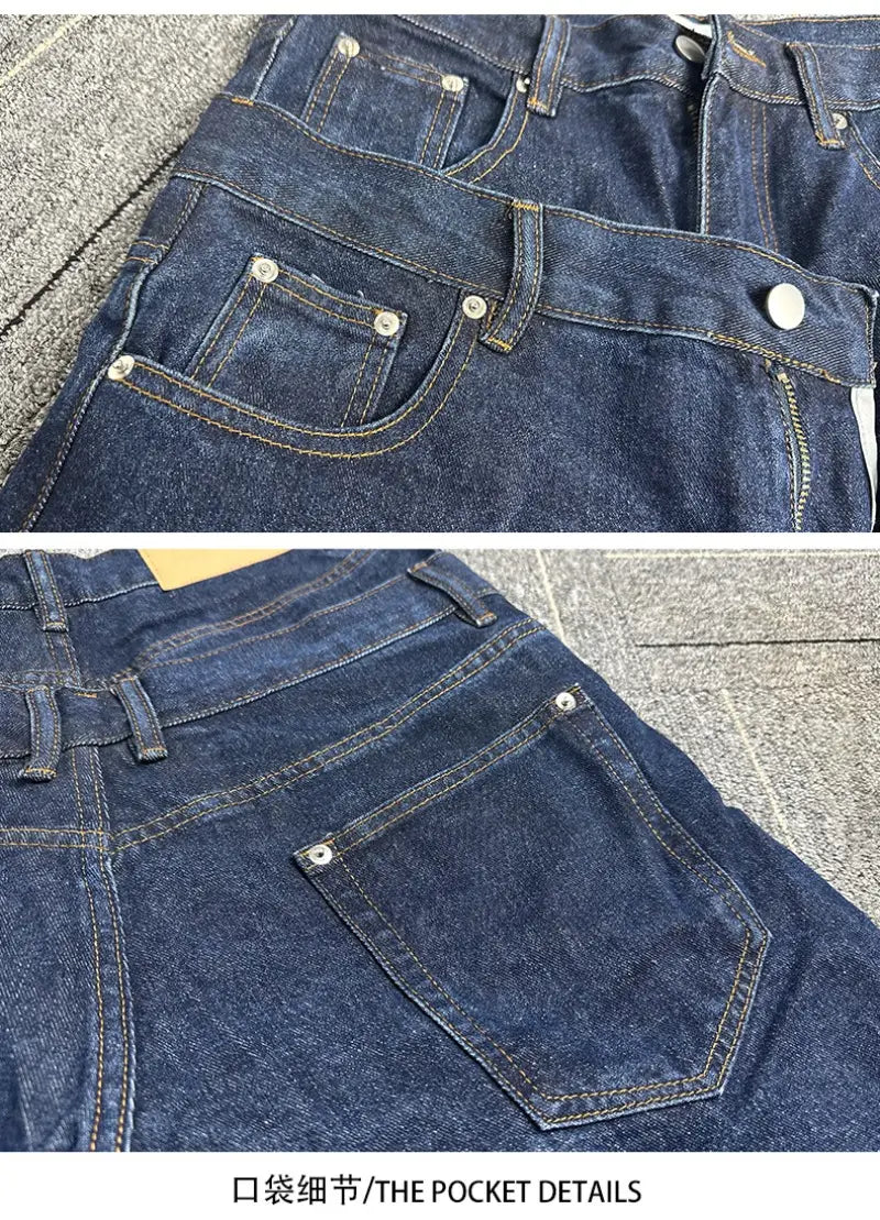Jeans bruts en denim à jambe large à rivets pour hommes en bleu foncé, avec des coutures renforcées et des fermetures boutonnées à finition argentée.