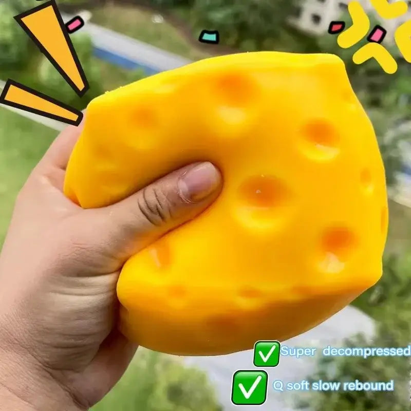 Juguete antiestrés con forma de queso amarillo brillante, con una textura suave y gomosa y orificios realistas.