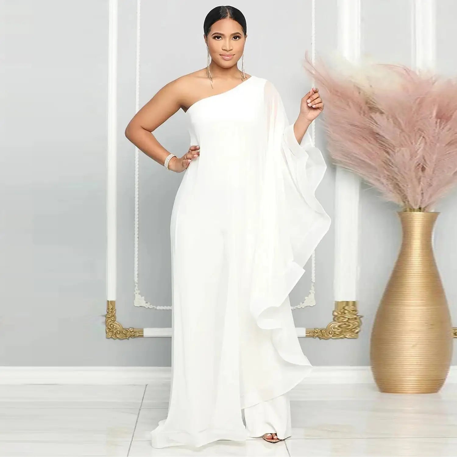 Ein fließender weißer Chiffon-Jumpsuit mit einseitiger Schulter und gerafftem transparentem Überwurf für einen eleganten Look.