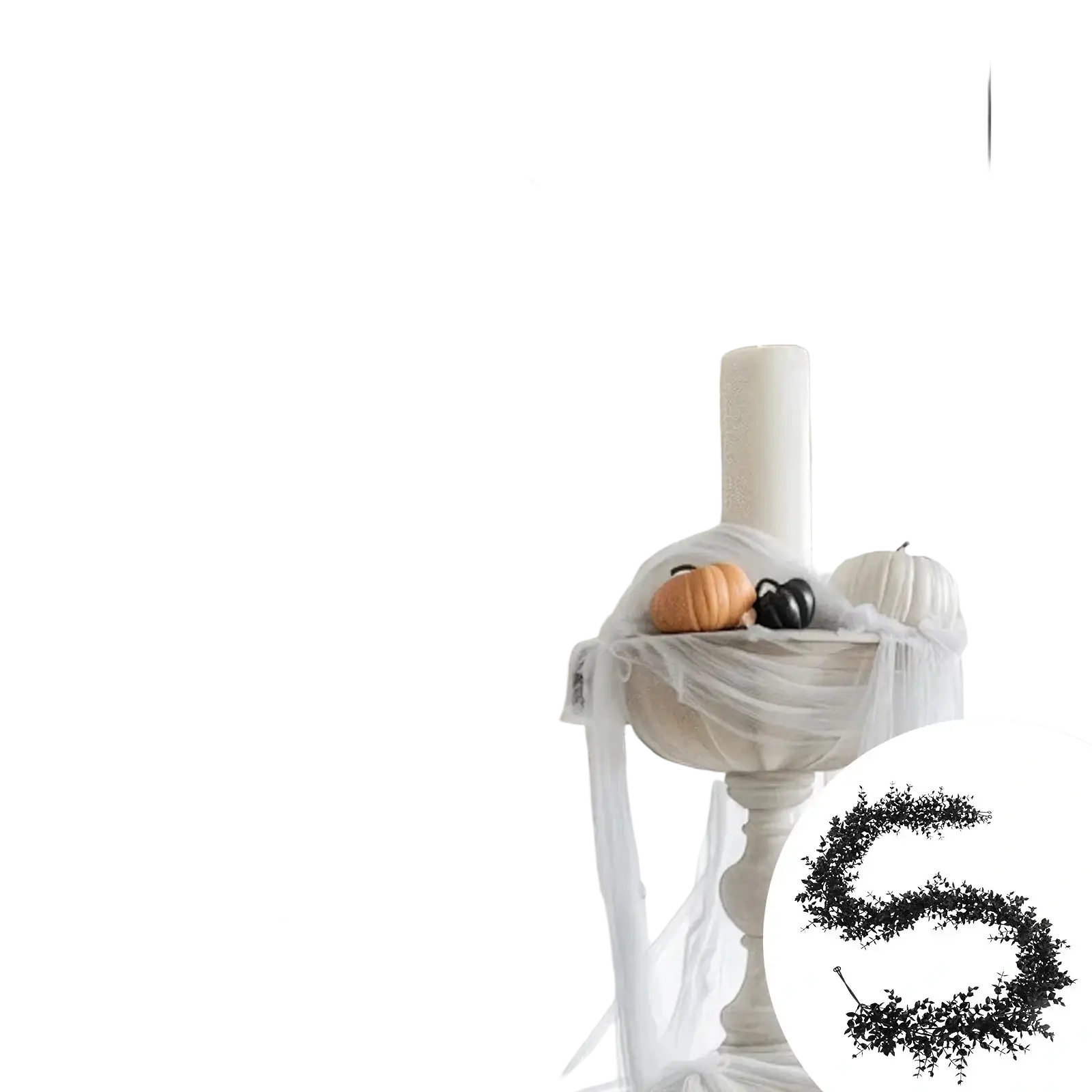urna pedestal de cerámica blanca decorada con tela blanca translúcida que sostiene una vela blanca alta, una calabaza naranja y una calabaza de Halloween negra con jack-o’-lantern delante de un guirnalda negra como parte de la exhibición de decoraciones de Halloween de 70 pulgadas