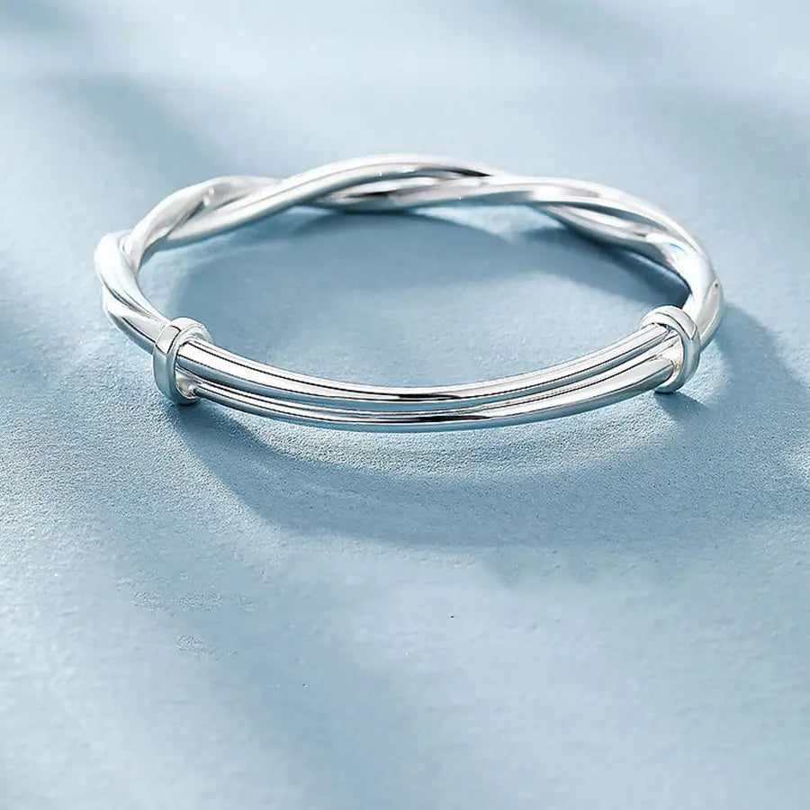 Bracelet jonc torsadé en argent plaqué à la conception minimaliste épurée, issu de la collection de bracelets tressés élégants pour femmes, bracelets jonc en argent plaqué, bracelets tressés.