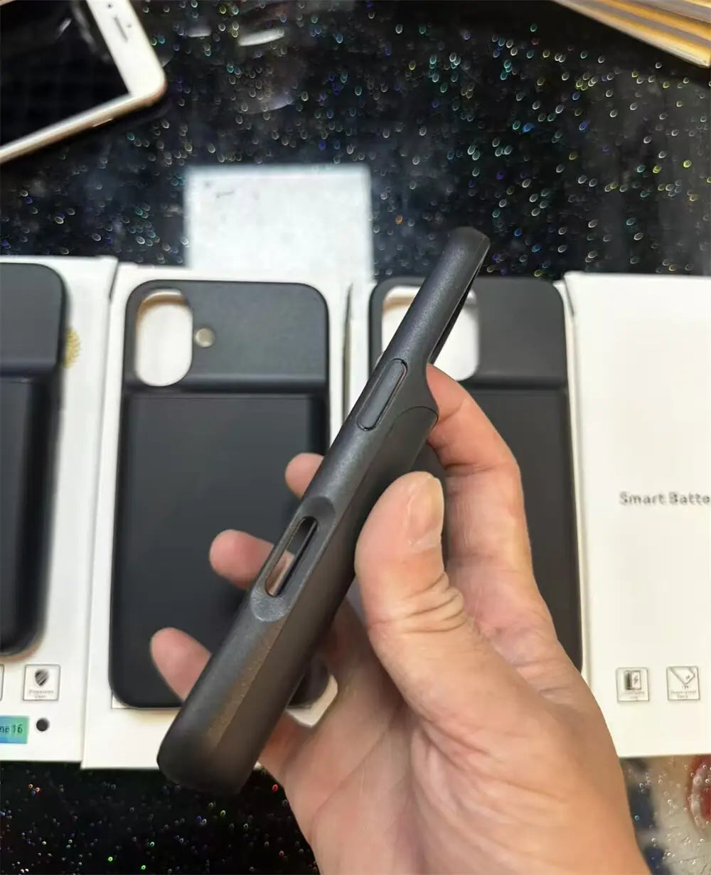 Schwarze Pro-Max-Akku-Ladehülle für iPhone 16- und 17-Serien mit integriertem Akkupack und strukturierter Griffzone, von der Rückseite dargestellt