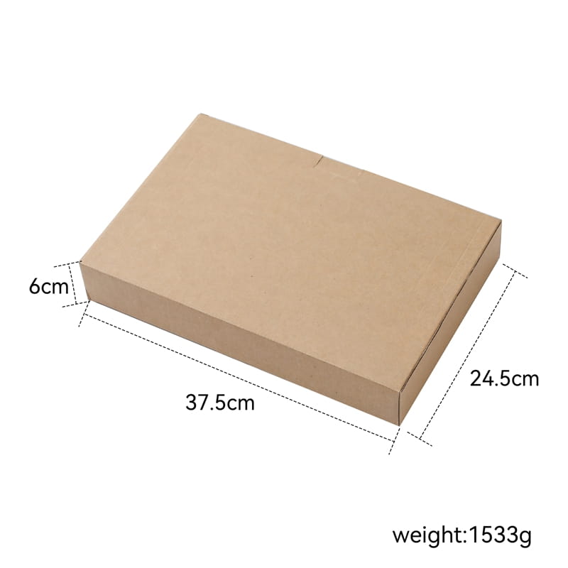 密封されたフチのシンプルなブラウンの段ボール箱で、37.5cm×24.5cm×6cm、重さ1533g。木製のベビーストレージバスケットの収納、保育園の装飾の包装として示されています。