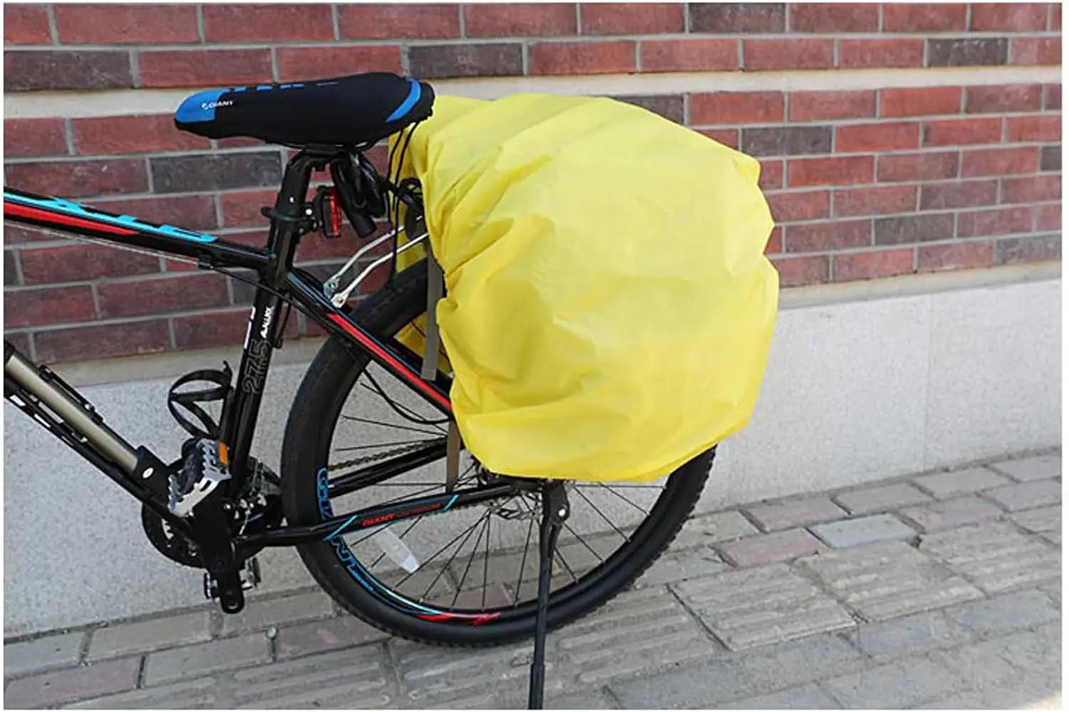 Leuchtend gelbe wasserfeste Ztz 50l Doppelfahrradtasche aus strapazierfähigem Material, an der Rückseite eines schwarzen Fahrrads befestigt, dargestellt von der Rückseite des Produkts.