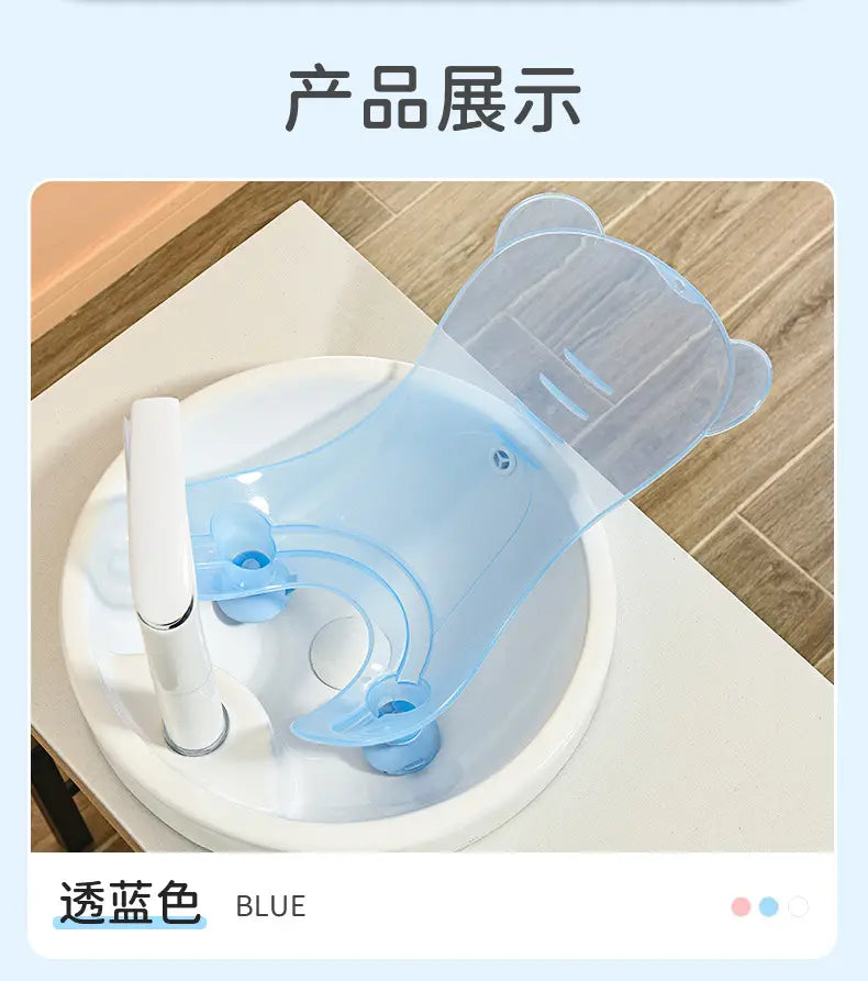 ベビーの尻洗い用洗面器（ベビーの尻洗い用）内で乳児を支えるための、クマの形状デザインを備えた透明な青色のプラスチック製ベビーバスチェア。