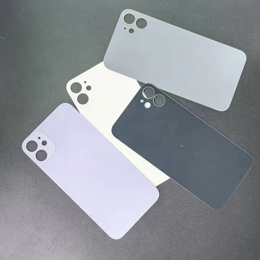 Tres puertas de batería traseras de repuesto para iPhone 11 en blanco mate, lila claro y gris oscuro, mostrando el lado posterior con un diseño de recorte para triple cámara e incluye lente de cámara integrada.