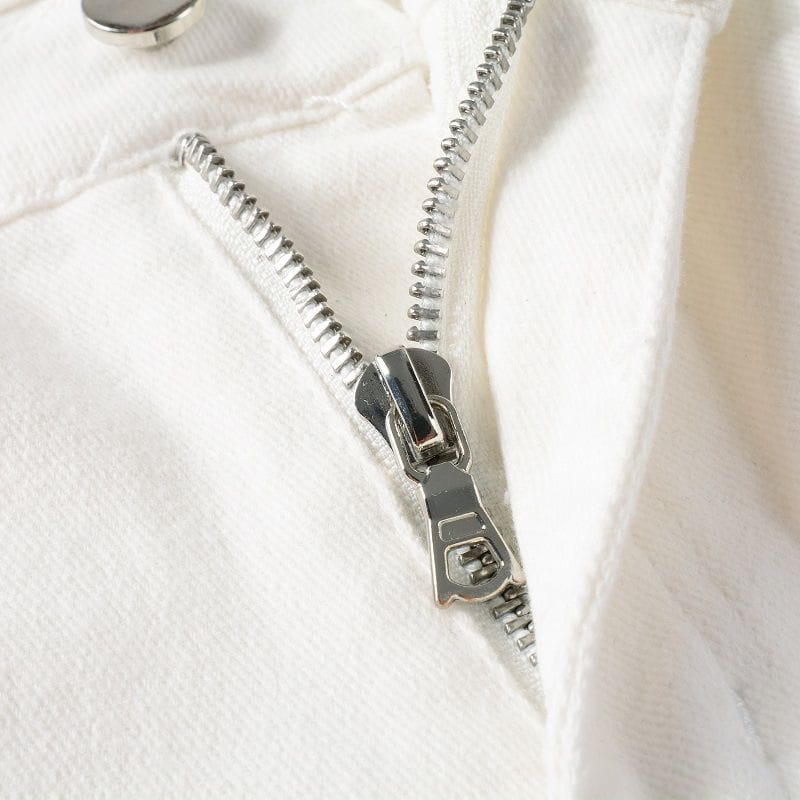 Fermeture éclair argentée avec une languette de tirage métallique élégante sur un jean blanc délavé en strass pour homme à coupe ajustée, confectionné dans un tissu blanc net