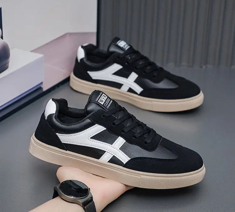 Sneakers décontractées Onitsuka Tiger pour hommes, en noir et blanc, avec dessus en daim, semelle extérieure en caoutchouc et design rayé emblématique, chaussures de marche légères.