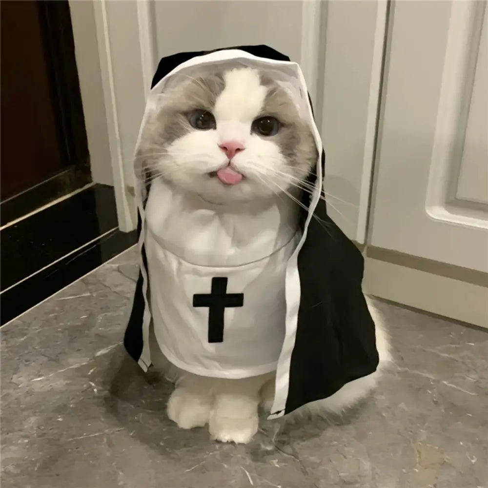 Un gato esponjoso gris y blanco con un disfraz de monja en blanco y negro hecho de fibra de poliéster, diseñado para uso de perro-gato mascota.