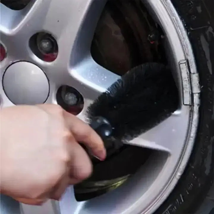 カーメンテナンス洗浄キットおよびディテーリングブラシセットにおける、黒色の剛毛ホイールクリーナー。黒色のハンドル付きで、シルバーアルミホイールのスポークを洗浄する。