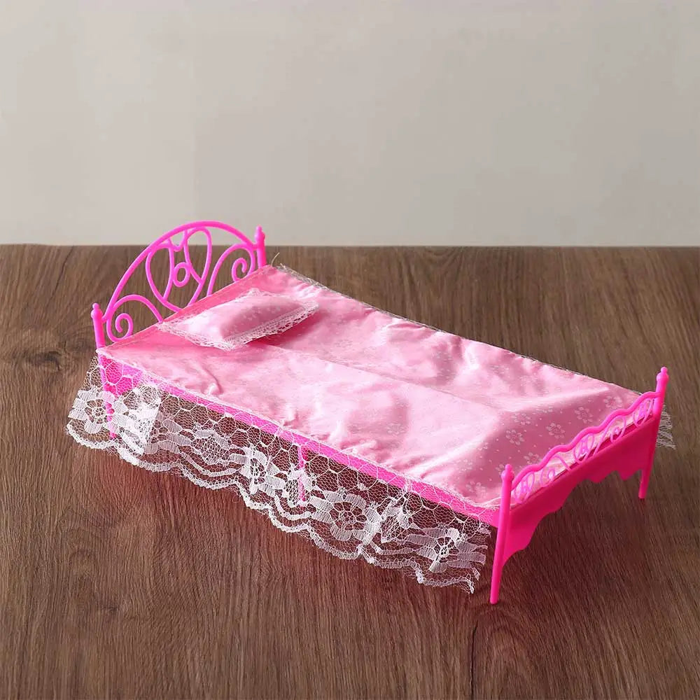 Rosa Kunststoff-Puppenbett mit matt-glänzend wirkender rosafarbener Matratze und weißem Spitzensaum für das Puppenhaus-Miniaturmöbel-Wohnraumdekoration-Set.