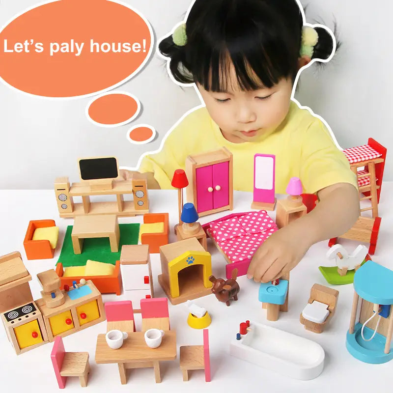 Ein Kind mit einem gelben Hemd spielt mit einem bunten Holz-Puppenhaus-Möbelset mit Miniaturspielzeug und Zubehör.