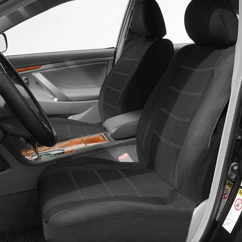 Juego completo de fundas universales para asiento de automóvil de tela negra, con costuras grises sutiles para proteger el interior y aportar estilo.
