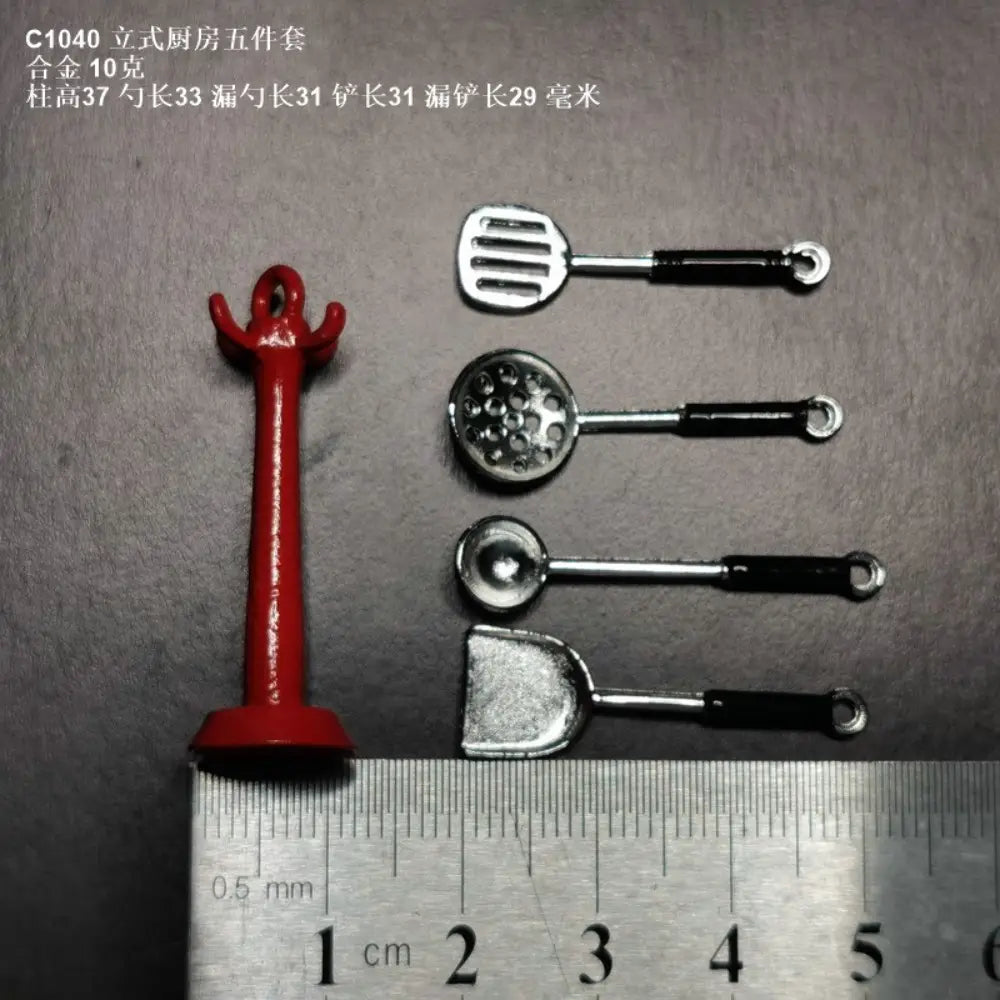 Support d’ustensiles de cuisine en plastique rouge avec des outils de cuisson miniatures à poignées noires dans un ensemble d’ustensiles de cuisine miniature pour maison de poupée.