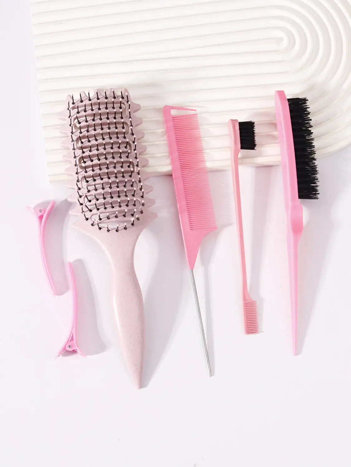 Conjunto de cepillos de peinado y desenredado de plástico rosa de 6 piezas, con peine de dientes anchos, peine de dientes finos para desenredar y un cepillo desenredante, y dos pinzas rosas para el cabello.