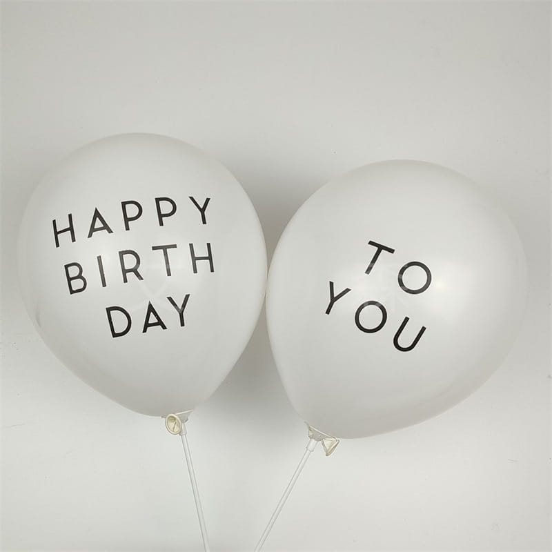 ballons en latex blanc avec du texte noir imprimé indiquant joyeux anniversaire et à vous, dans un lot de 20 ballons en latex d’anniversaire, assortiment imprimé.