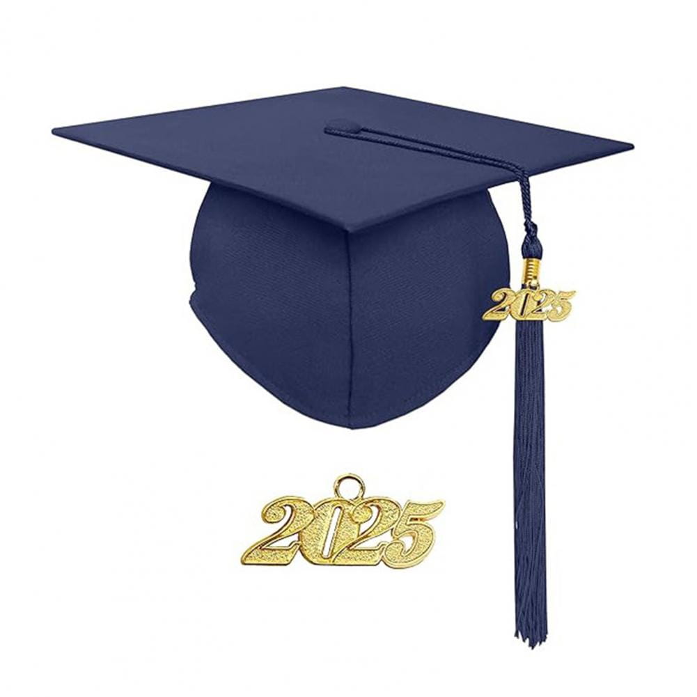 Birrete de graduación azul marino con borla a juego y dije dorado de 2025, combinado con una toga de graduación unisex para vestimenta académica.