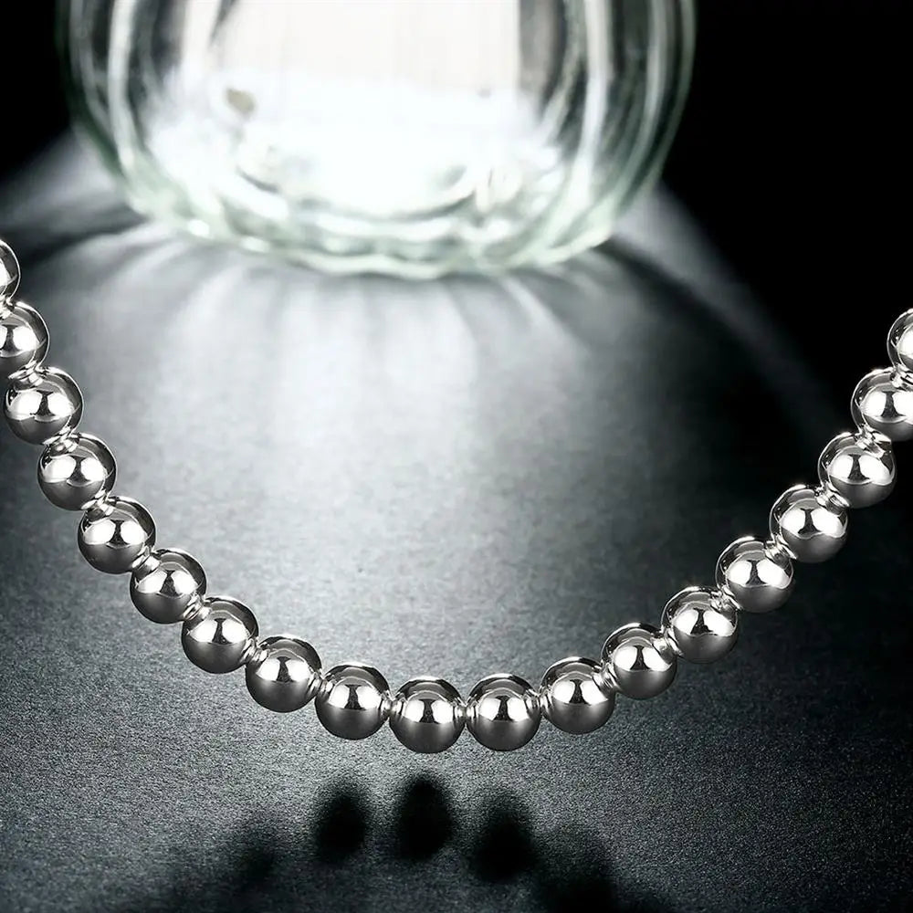 Collier élégant en argent orné de perles, en argent sterling, présentant des perles sphériques de tailles uniformes, issu de l’ensemble de parure en argent orné de perles.