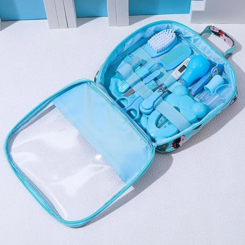 Hellblaues Baby-Pflegeset mit einem Außenbereich mit Blumenmuster und einer klaren Vorder-Tasche, die verschiedene Pflegewerkzeuge für Babys enthält, aus dem 13-teiligen Neugeborenenpflege-Set.