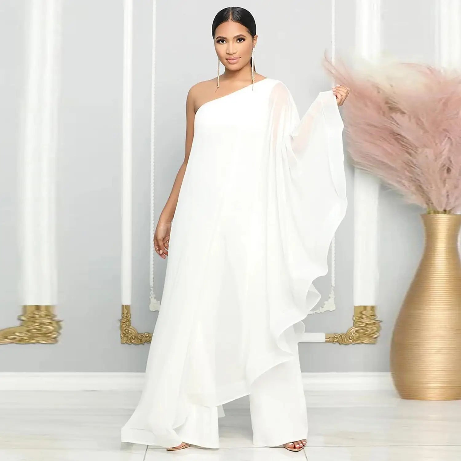 Eleganter weißer Chiffon-Romper mit einseitiger Schulter, fließendem transparentem Stoff und ausgestellter Silhouette.