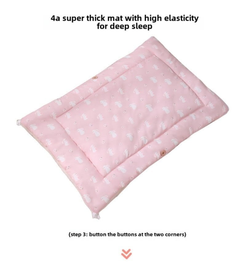 Cama acolchada para gato rosa con liebre durmiendo, bolsa de dormir que presenta una esterilla acolchada rosa con patrón de corazones blancos y cierres a presión en las esquinas