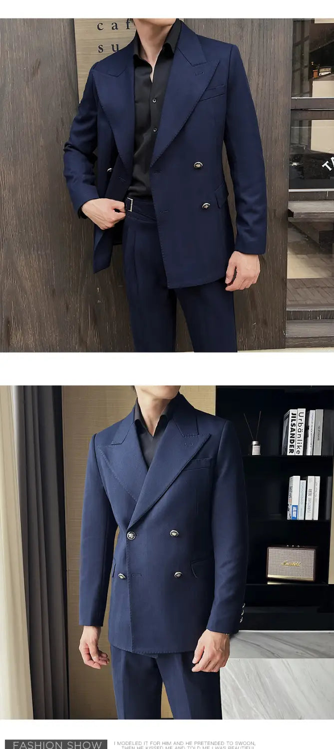 Navyblauer zweireihiger Herren-Wintermantel mit strukturiertem, maßgeschneidertem Schnitt und zwei Knopfreihen.