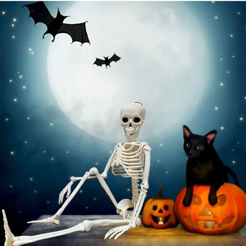ハロウィーン用の、くり抜かれたオレンジ色のかぼちゃのそばに座っている、黒い目のくぼみと歯を備えた白いプラスチック製スケルトン装飾