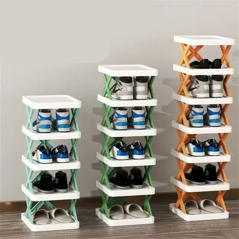 Tres estantes para zapatos plegables y apilables en verde menta, verde lima y naranja, con estantes de plástico blanco para la organización del soporte para zapatos.