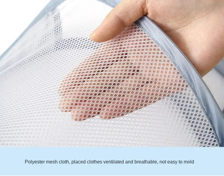 Panier de rangement pour linge pliable en maille de polyester blanc, avec bords renforcés gris clair, pour organisateur de panier à linge monté au mur.