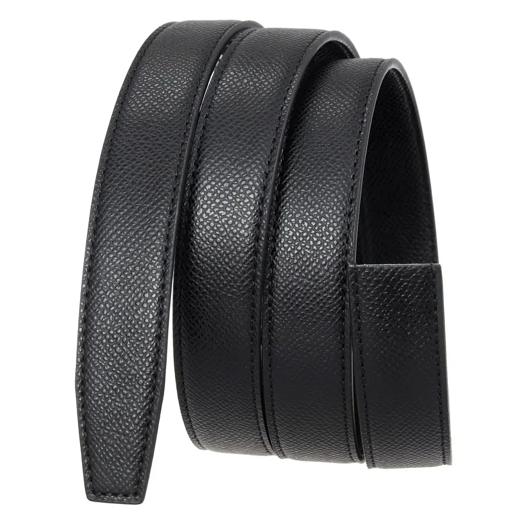 Sangle de ceinture en cuir noir pour femmes avec une finition texturée grenelée et une couture précise le long des bords pour une boucle automatique, passe-parties fines.