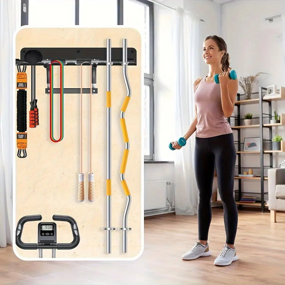 Schwarzer Wandhalter für Fitnessstudiogeräte aus Metall, Organizer mit mehreren Haken und Ablagen, der Widerstandsbänder, Kurzhanteln und Zubehör für die Langhantel für eine effiziente Aufbewahrung hält.