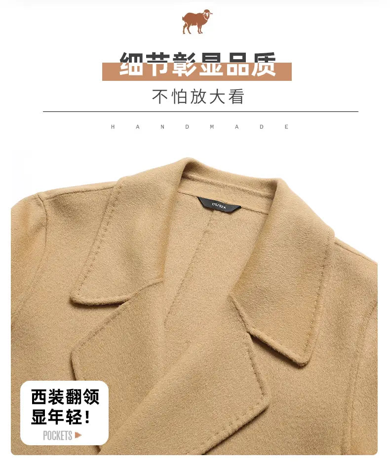 Herren-Langwollmantel aus beiger Wolle mit klassischem Reverskragen und dezenten Steppdetails, entworfen als Winterjacke.