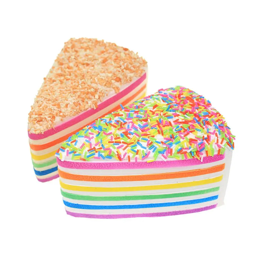 Jouet antistress à gâteau arc-en-ciel à rebond lent, en forme de tranche de gâteau souple rayée arc-en-ciel, avec des vermicelles colorés et des flocons de coco sur le dessus.