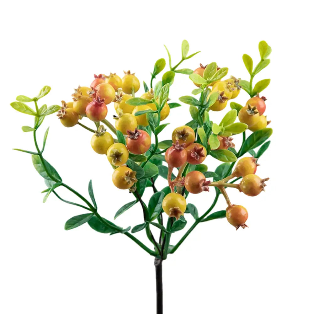 Une branche vibrante en mousse de fleurs de baie artificielles simulées, avec des feuilles vertes et des grappes de fleurs de baies jaune-orange, pour la décoration de la maison et des mariages.