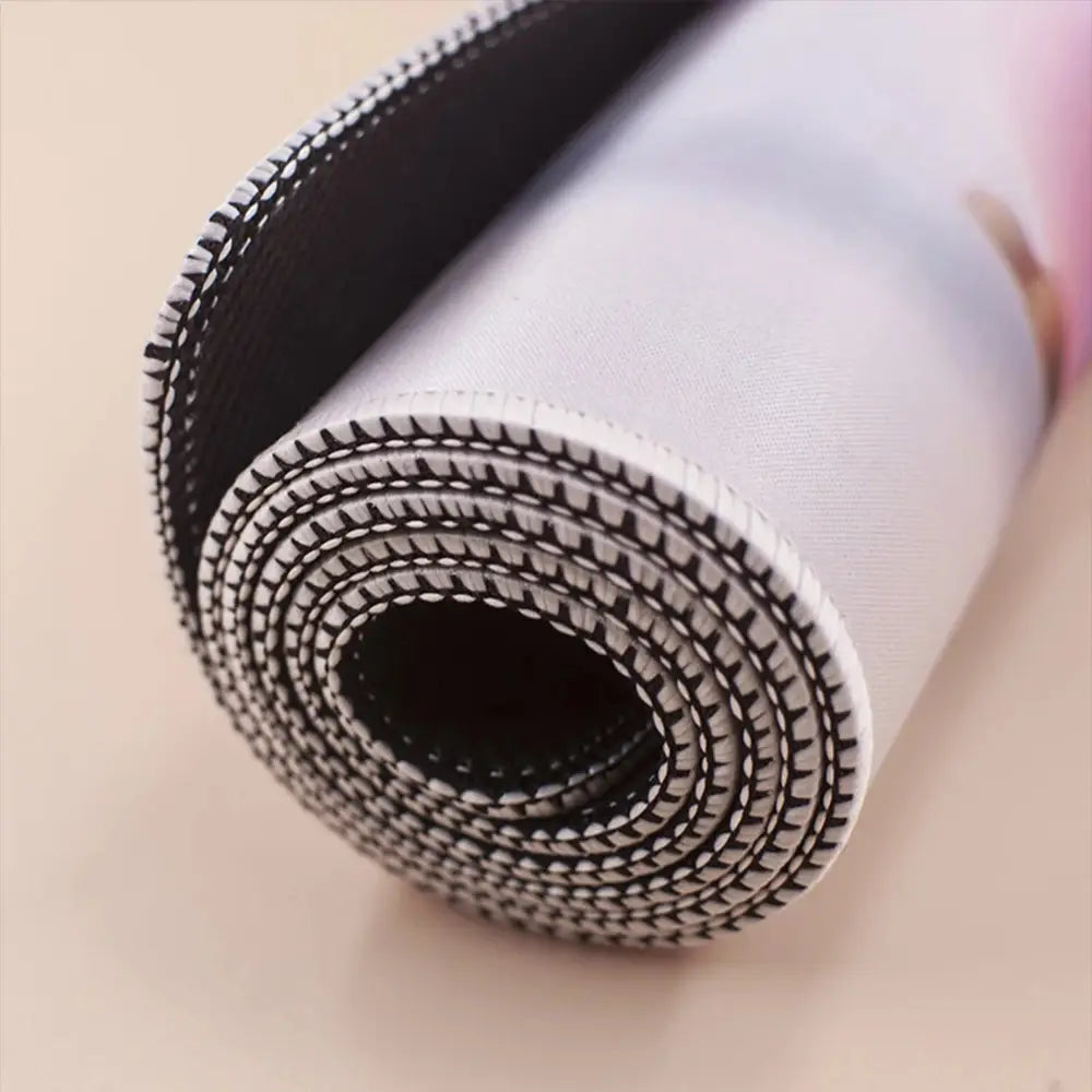 un tapis de yoga enroulé avec extérieur blanc et intérieur noir, avec coutures visibles le long des bords, illustré au verso du grand tapis de bureau pour souris de jeu au motif de chiot mignon, conçu pour une utilisation dans un endroit ventilé