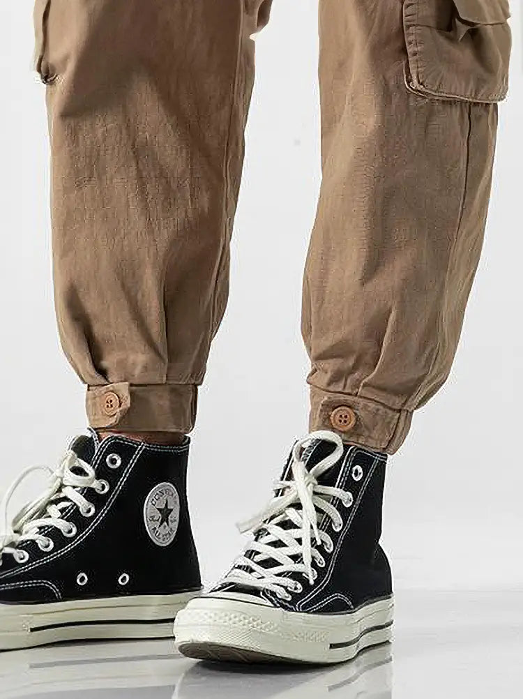 Baskets montantes Converse All Star noires à lacets blancs, semelle en caoutchouc classique, associées à un pantalon jogger cargo coréen pour hommes, pantalon décontracté ample.