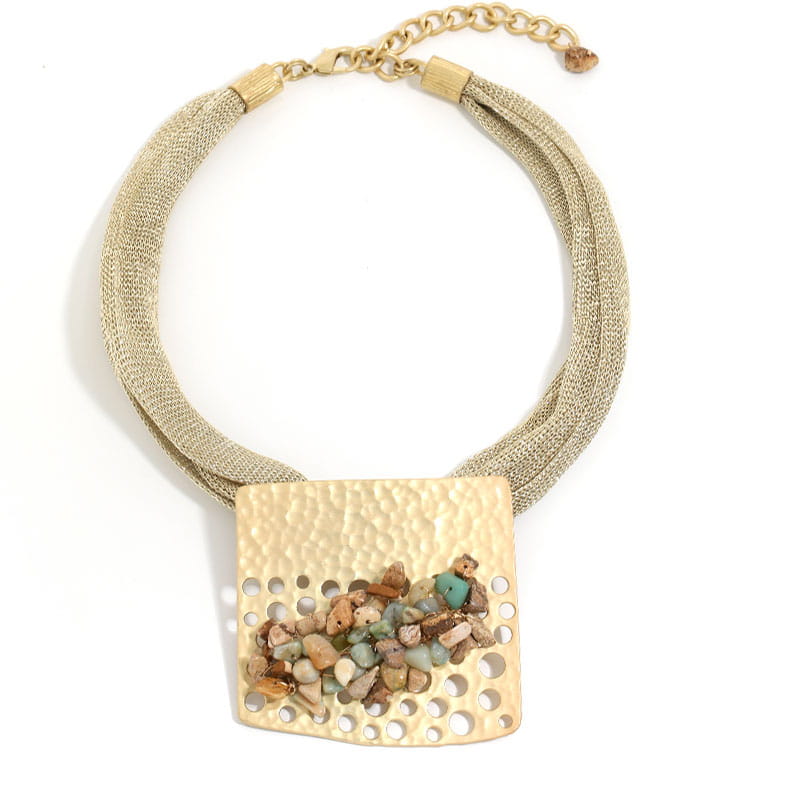 Collier à pendentif en métal martelé à finition dorée, ras du cou, avec un élément central carré perforé, présentant des pierres de tons terreux variées et un cordon en tissu beige texturé, pour femmes, bijou d’affirmation.