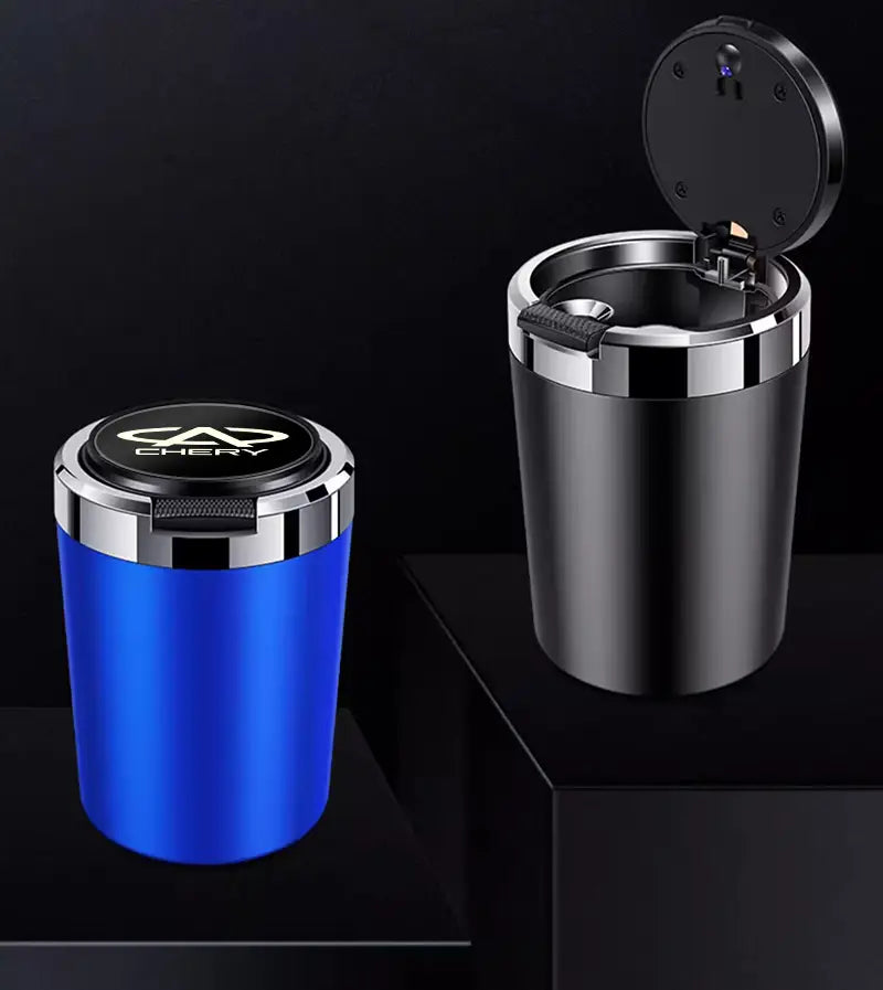Cendriers de voiture lumineux Chery LED bleu et noir avec bordure métallique argentée, conçus comme accessoires lumineux pour gobelets de véhicule.