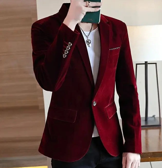 Veste de blazer en velours à coupe slim pour homme, en bordeaux riche, avec une coupe sur mesure et des boutons décoratifs à finition argentée.